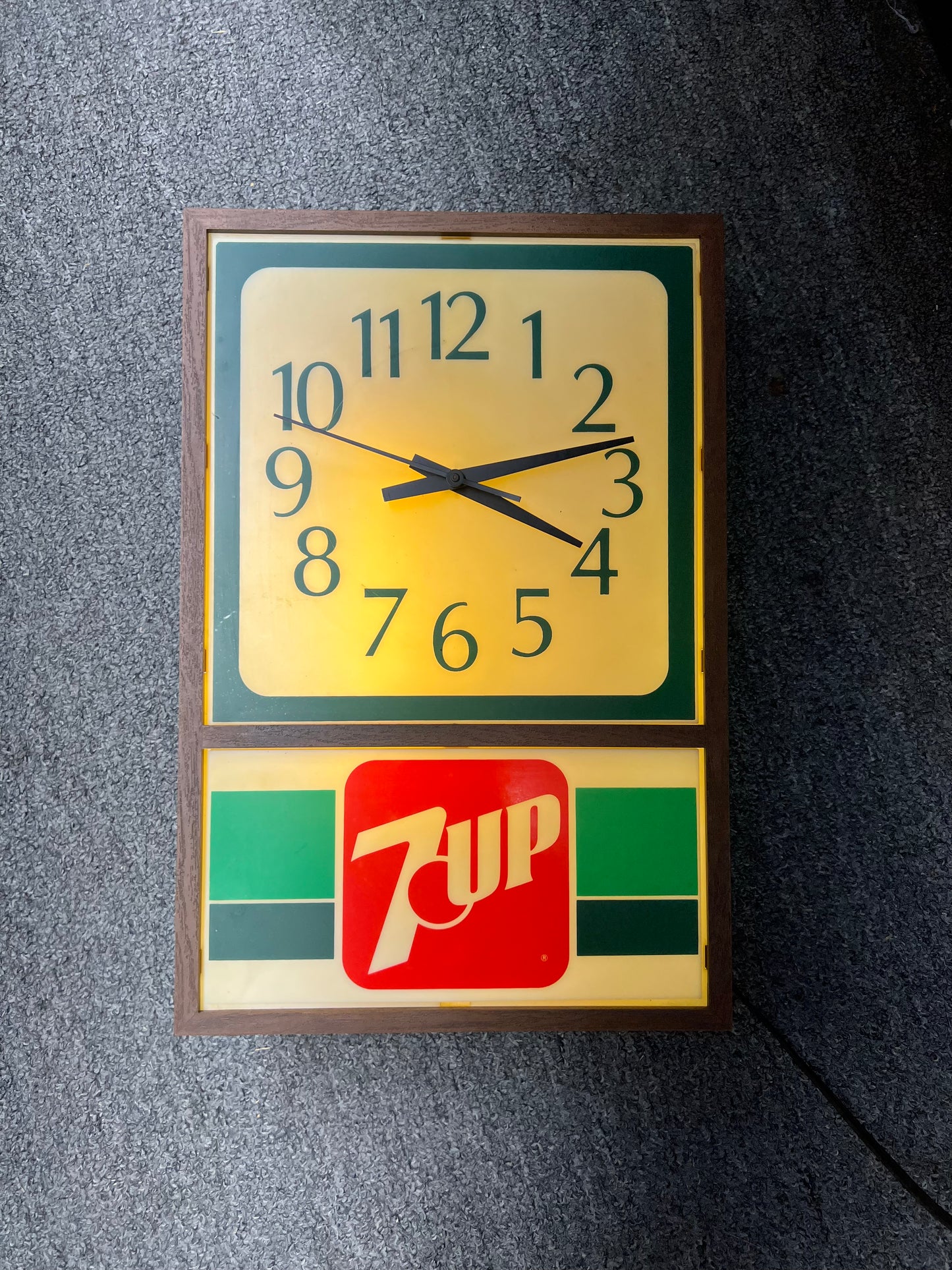 Vintage 1983 7-UP Soda Illuminated Wall Clock - It works!