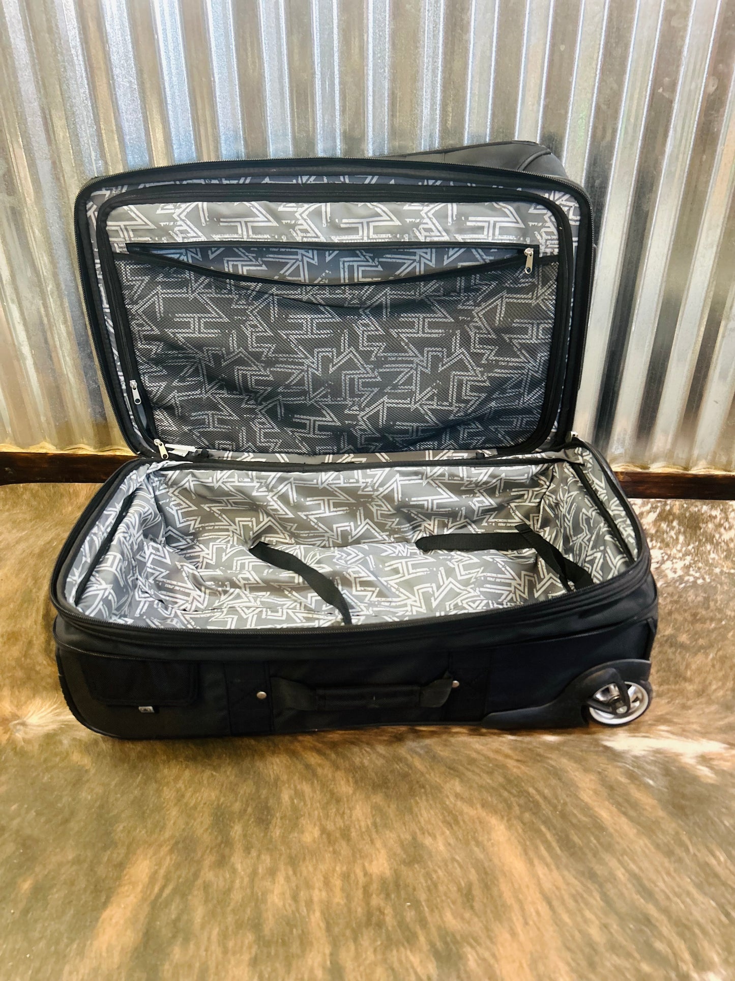 Ogio Canberra NAPA Large Suitcase with Matching Carry on Suitcase