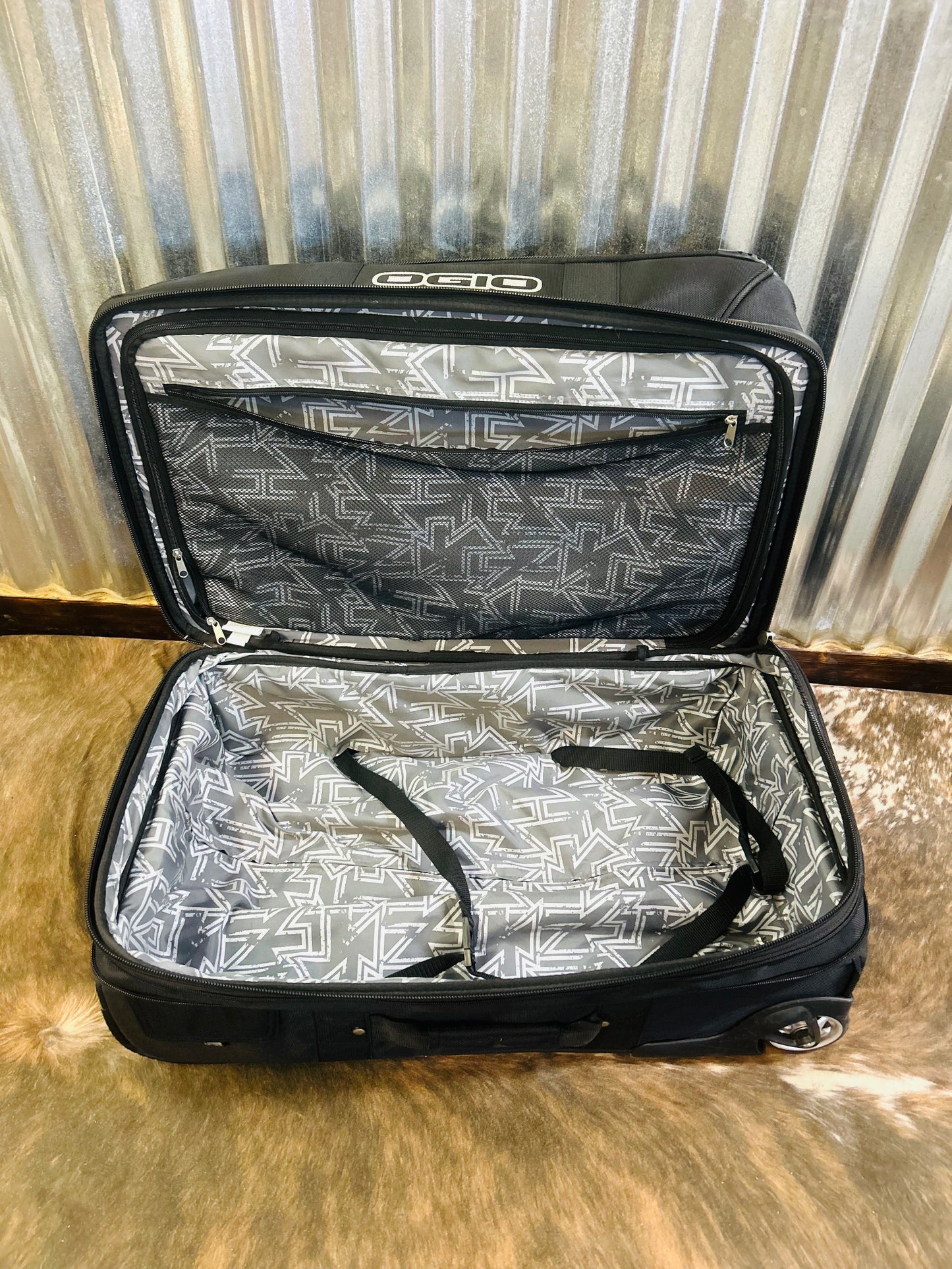 Ogio Canberra NAPA Large Suitcase with Matching Carry on Suitcase