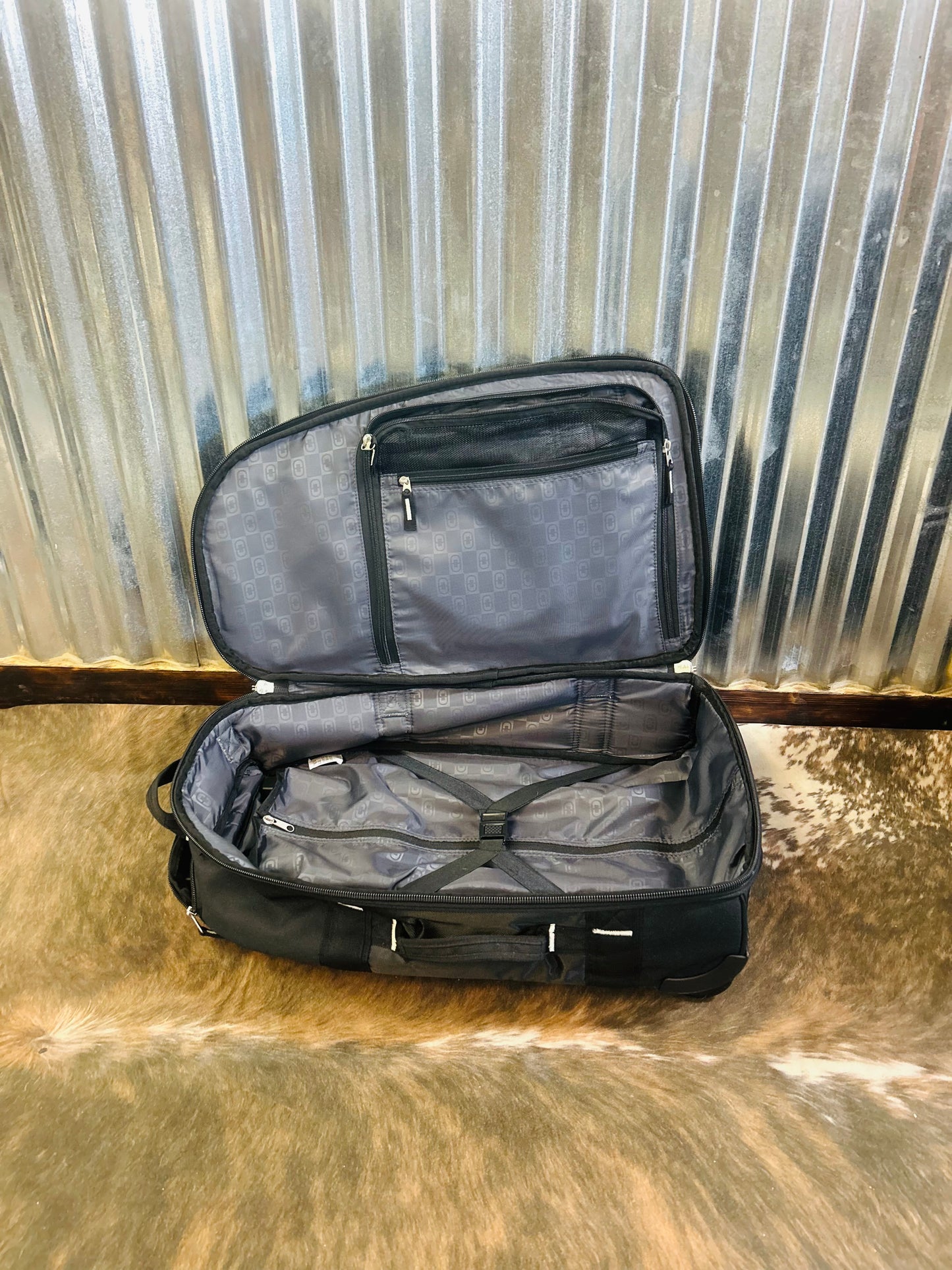 Ogio Canberra NAPA Large Suitcase with Matching Carry on Suitcase