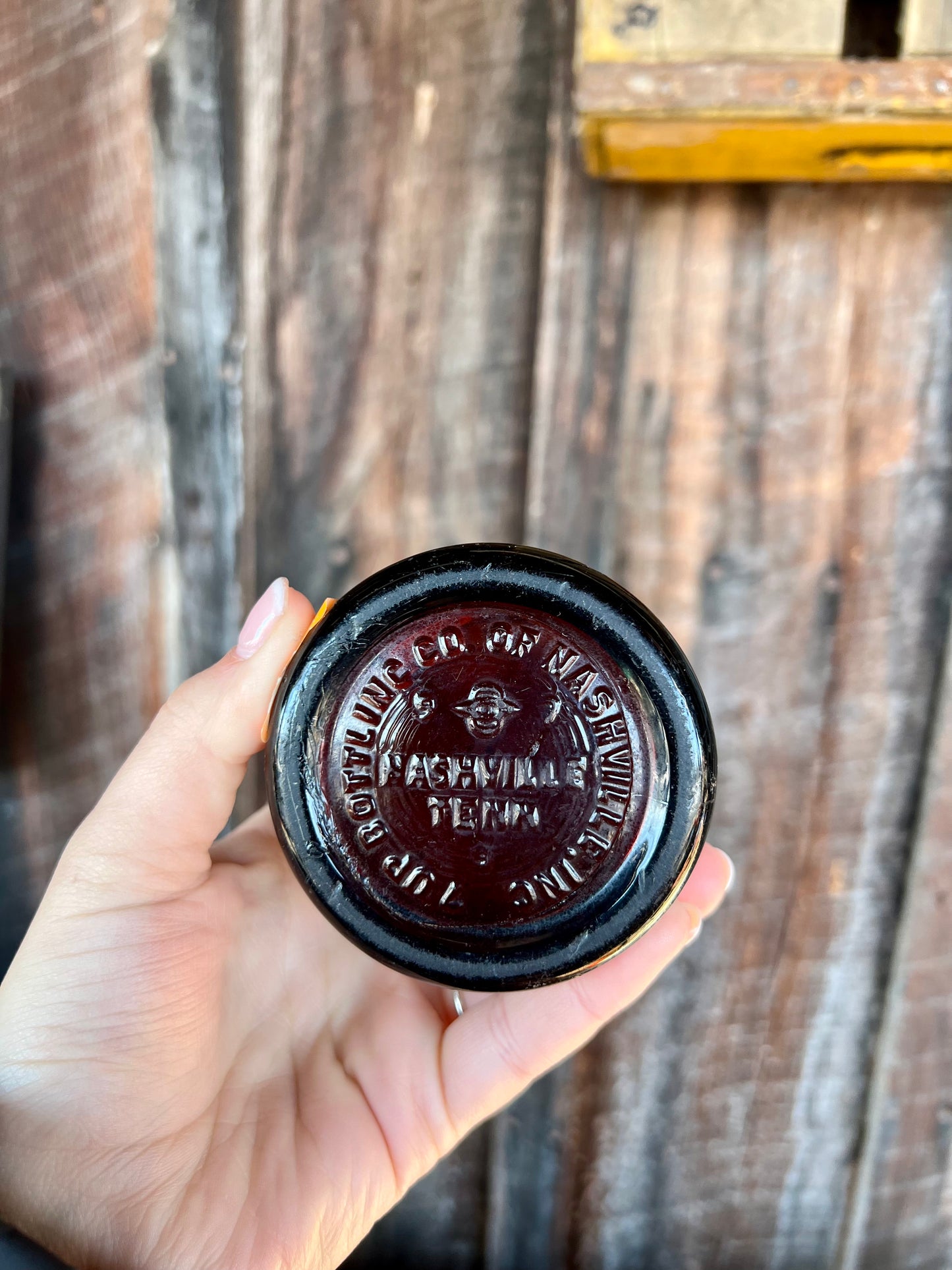 VERY RARE Old Brown Amber 7up Raised letters PLUS Label Glass Bottle - Nashville, TN