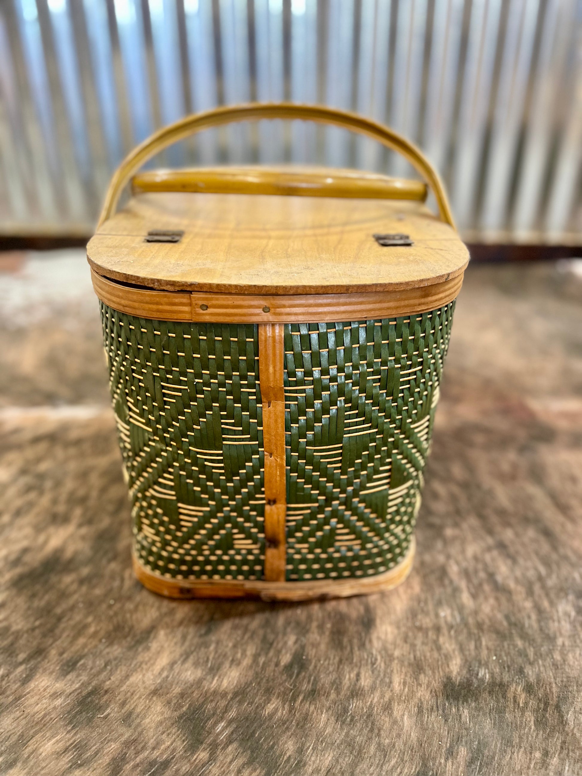 Vintage 1970's Wood Picnic Basket Green Hawkeye Burlington Metal Vintage 1970's Wood Picnic Basket Green Hawkeye Burlington Metal