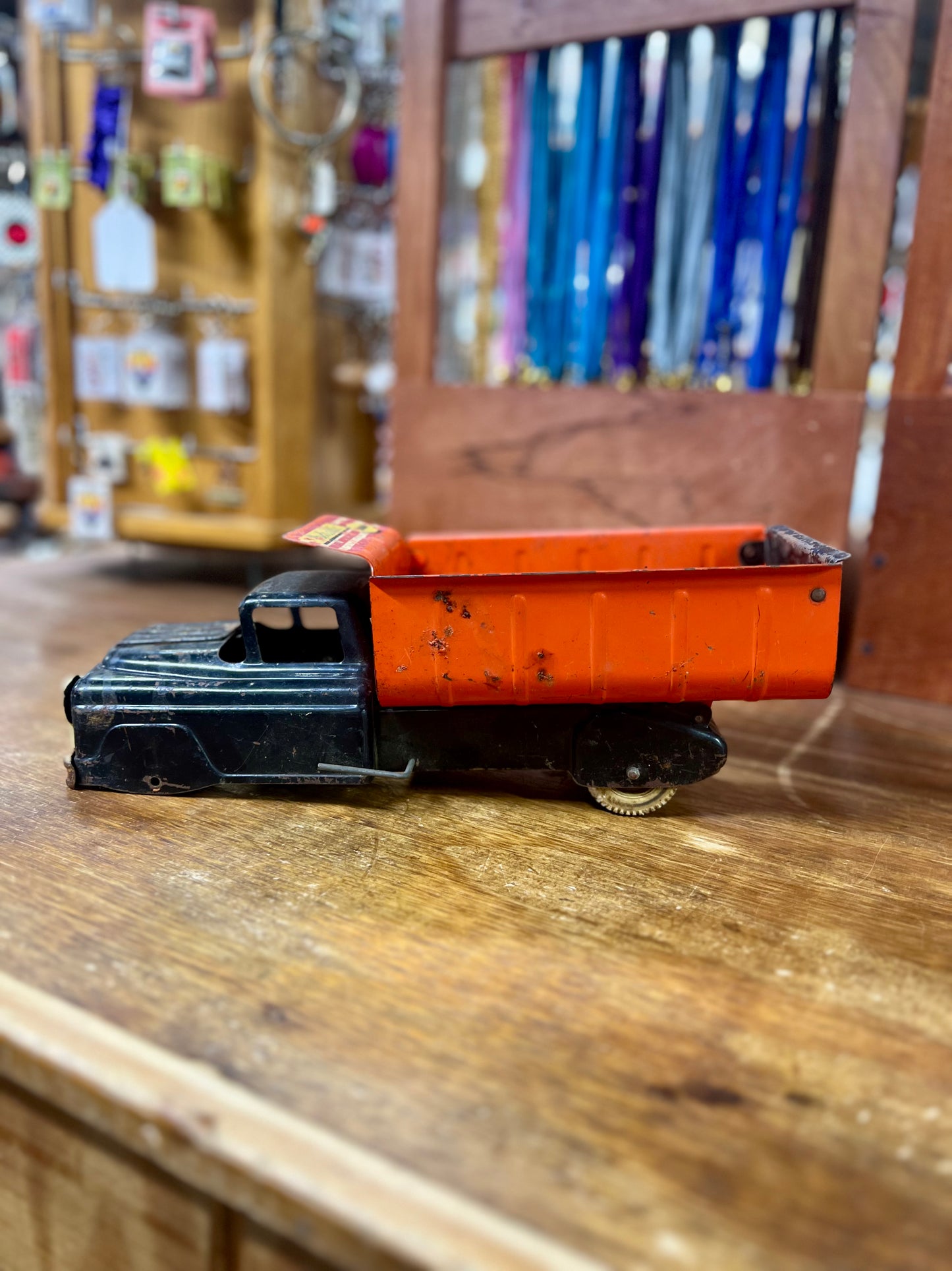 Vintage 1950's Marx Hydraulic Dump Truck Metal (Missing front wheels)