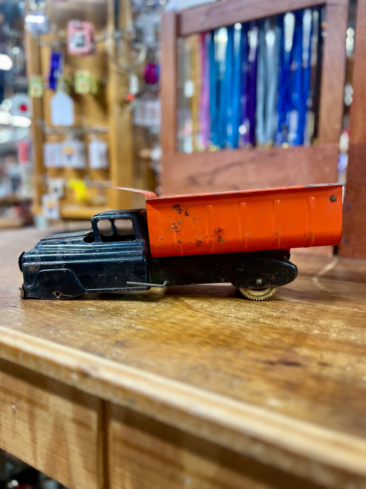 Vintage 1950's Marx Hydraulic Dump Truck Metal (Missing front wheels)
