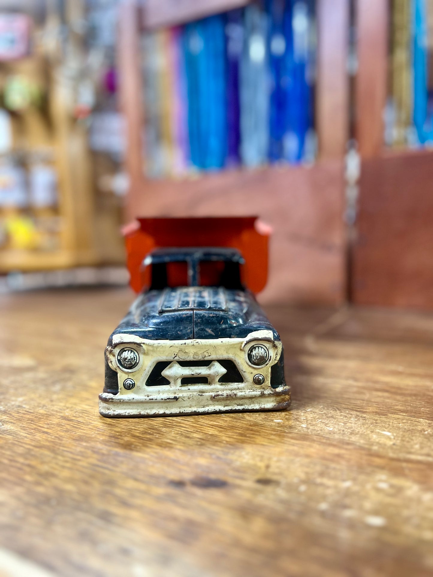 Vintage 1950's Marx Hydraulic Dump Truck Metal (Missing front wheels)