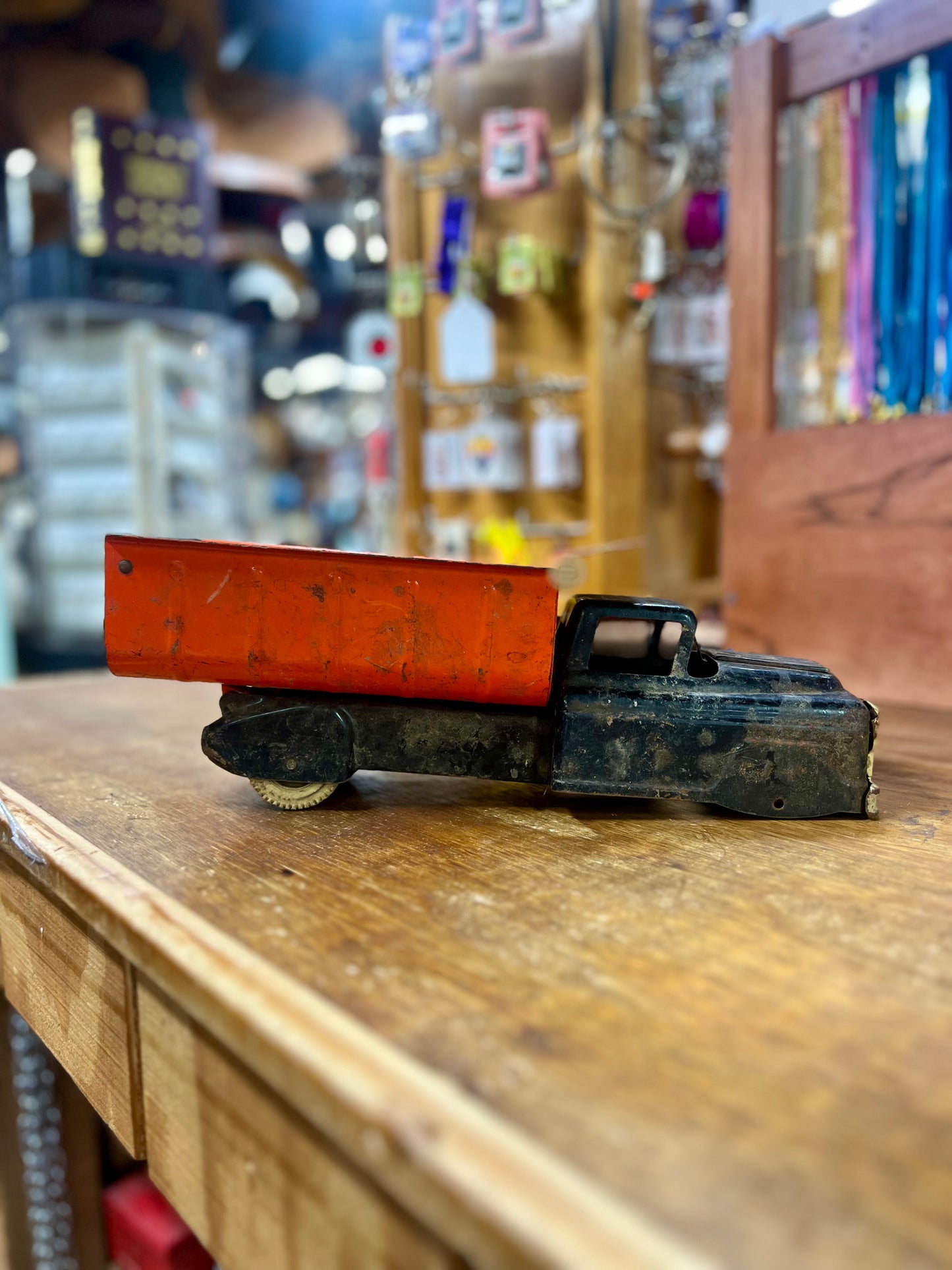 Vintage 1950's Marx Hydraulic Dump Truck Metal (Missing front wheels)