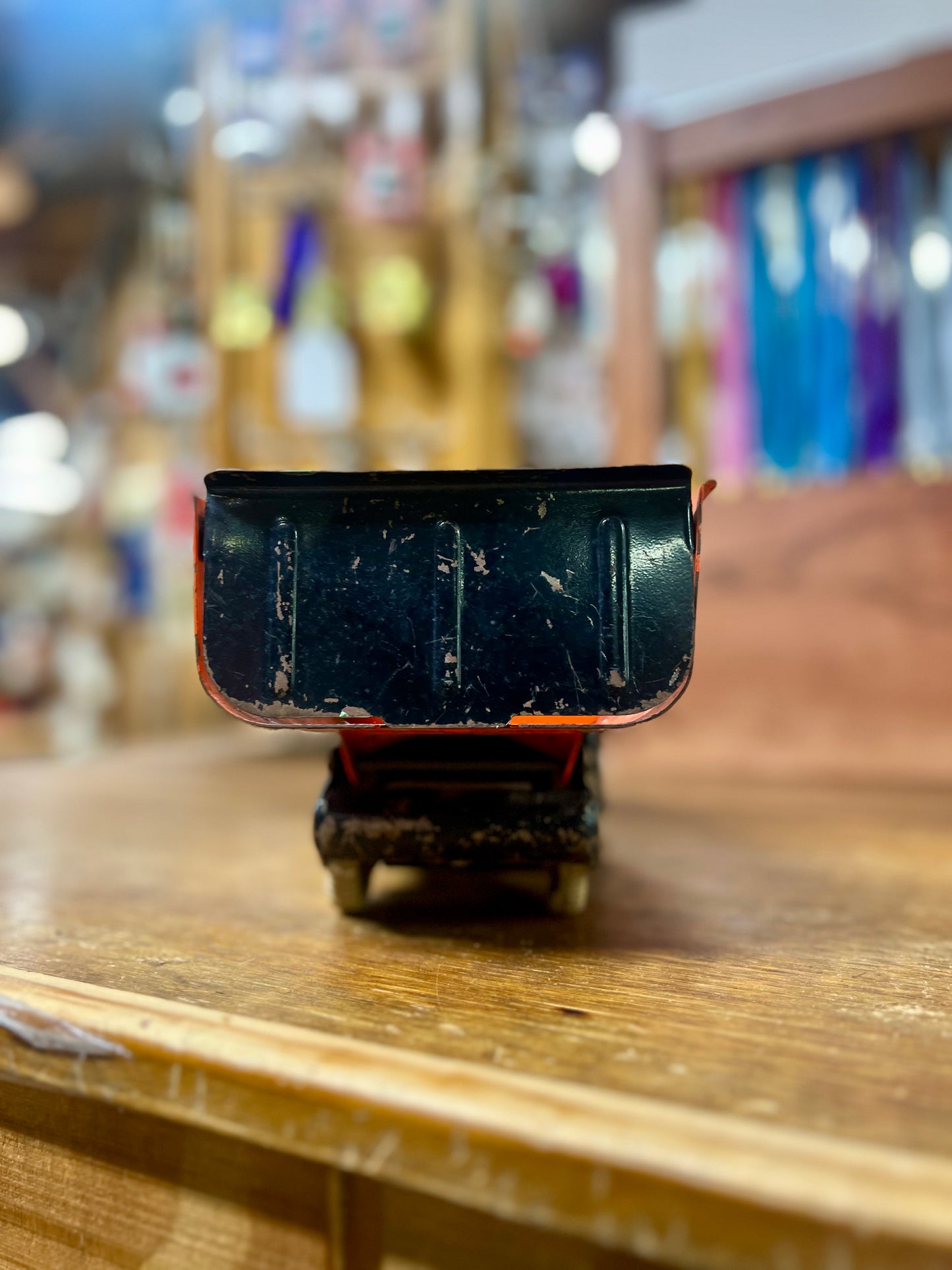 Vintage 1950's Marx Hydraulic Dump Truck Metal (Missing front wheels)